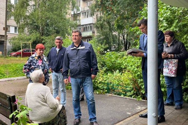 Игорь Ляхов вместе с жителями Смоленска разбирался в проблемах ЖКХ