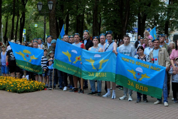 В Смоленске прошёл торжественный митинг в честь Дня воздушно-десантных войск