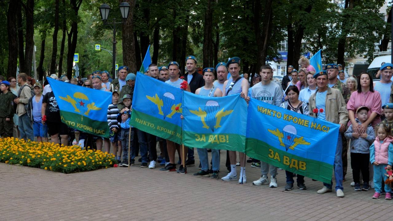 В Смоленске прошёл торжественный митинг в честь Дня воздушно-десантных войск