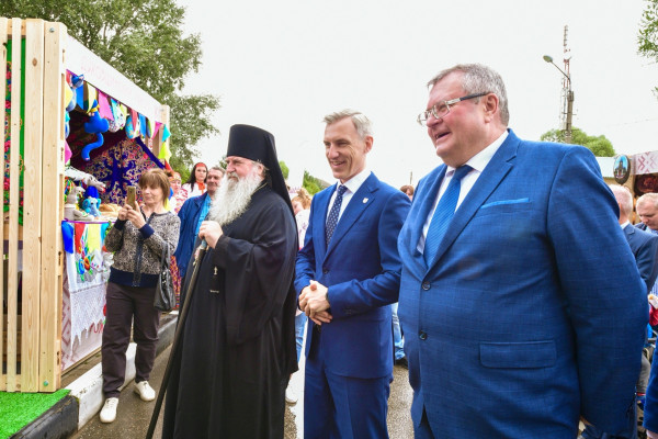 Губернатор Василий Анохин поздравляет жителей Тёмкина со 150-летием села