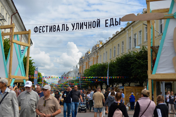 Губернатор Василий Анохин посетил фестиваль уличной еды Street Food Russia в Смоленске