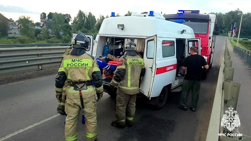 В городе Сафоново спасатели МЧС помогли упавшей с моста женщине