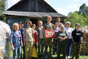 В Ельнинском районе поисковики и активисты акции «Забота» помогли по хозяйству одинокой пенсионерке 