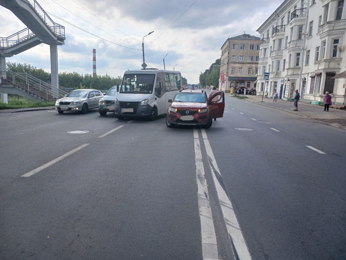 В Смоленске на Витебском шоссе произошла авария с участием трёх автомобилей