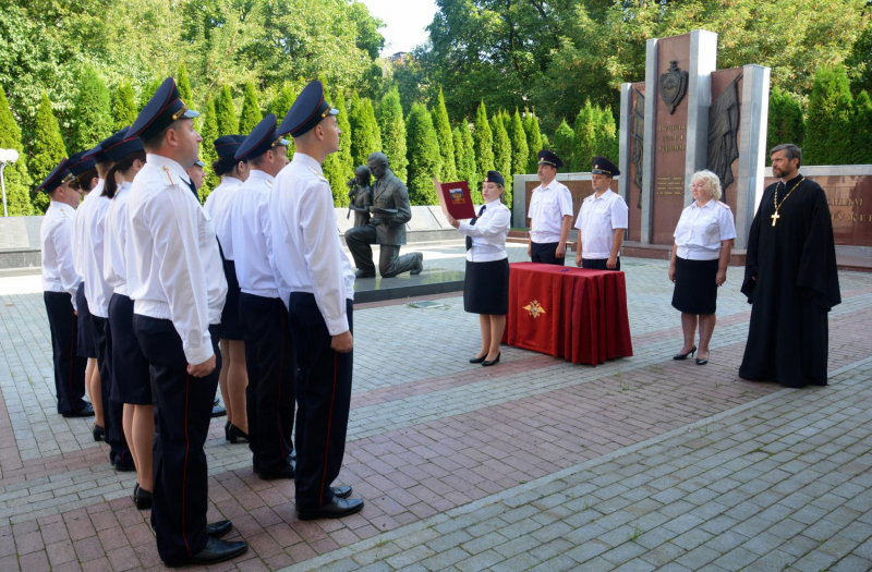 В Смоленске 12 сотрудников органов внутренних дел торжественно приняли присягу 