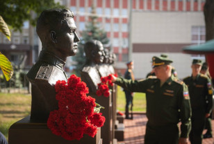 В Смоленске на территории Военной академии открыли бюст Героя России Андрея Блохина