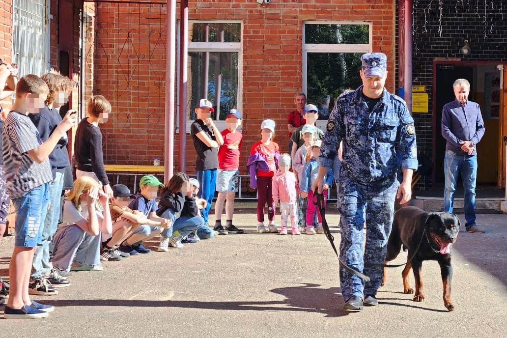 Представители следственного изолятора №1 поздравили юных смолян с началом нового учебного года