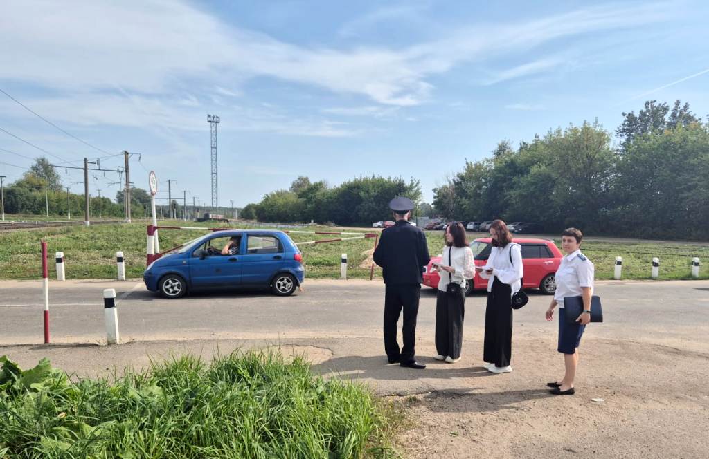 Смоленские транспортные полицейские провели в Красном Бору акцию на железнодорожном переезде