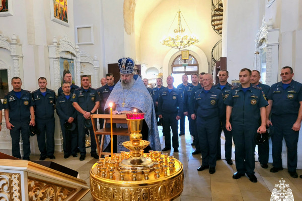 В Смоленске сотрудники МЧС приняли участие в благодарственном молебне в честь образа Божией Матери «Неопалимая Купина»