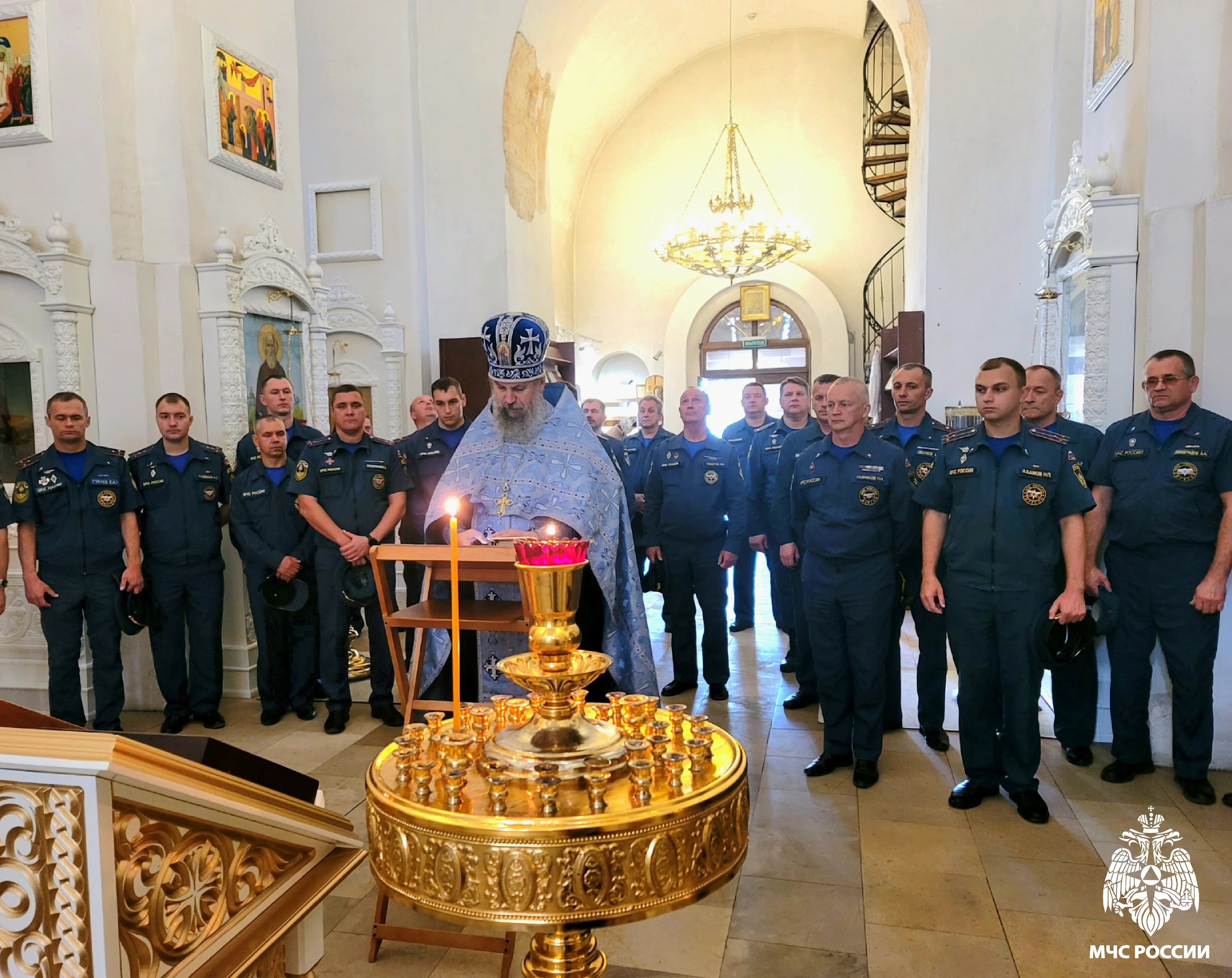 В Смоленске сотрудники МЧС приняли участие в благодарственном молебне в честь образа Божией Матери «Неопалимая Купина»