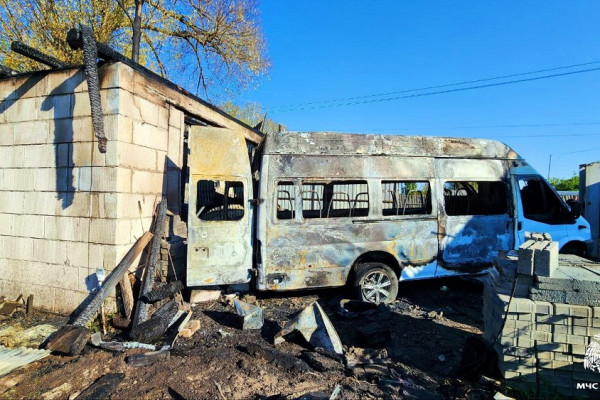 В Вяземском районе Смоленской области горел гараж и микроавтобус