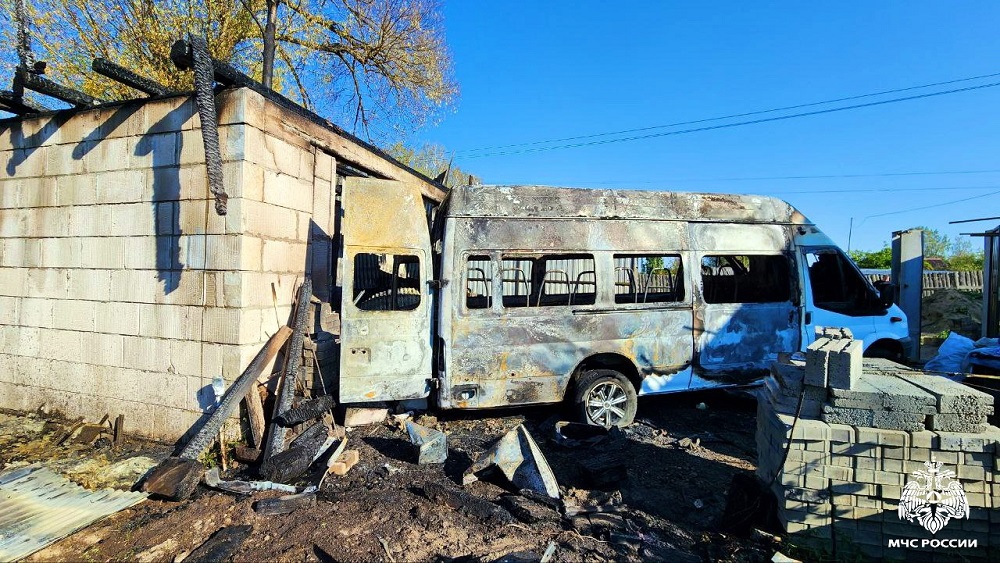 В Вяземском районе Смоленской области горел гараж и микроавтобус