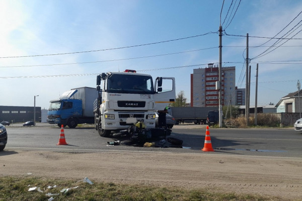 В Смоленске на Киевском шоссе столкнулись «КАМАЗ» и мотоцикл Honda