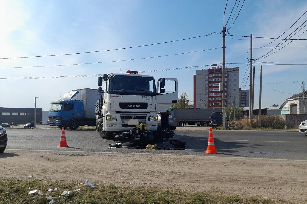 В Смоленске на Киевском шоссе столкнулись «КАМАЗ» и мотоцикл Honda