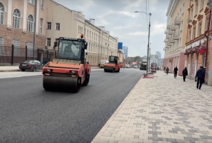 В Смоленске на Большой Советской дорожники приступили к устройству верхнего слоя покрытия