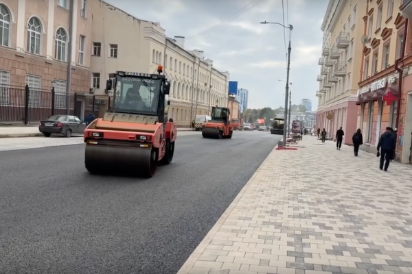 В Смоленске на Большой Советской дорожники приступили к устройству верхнего слоя покрытия