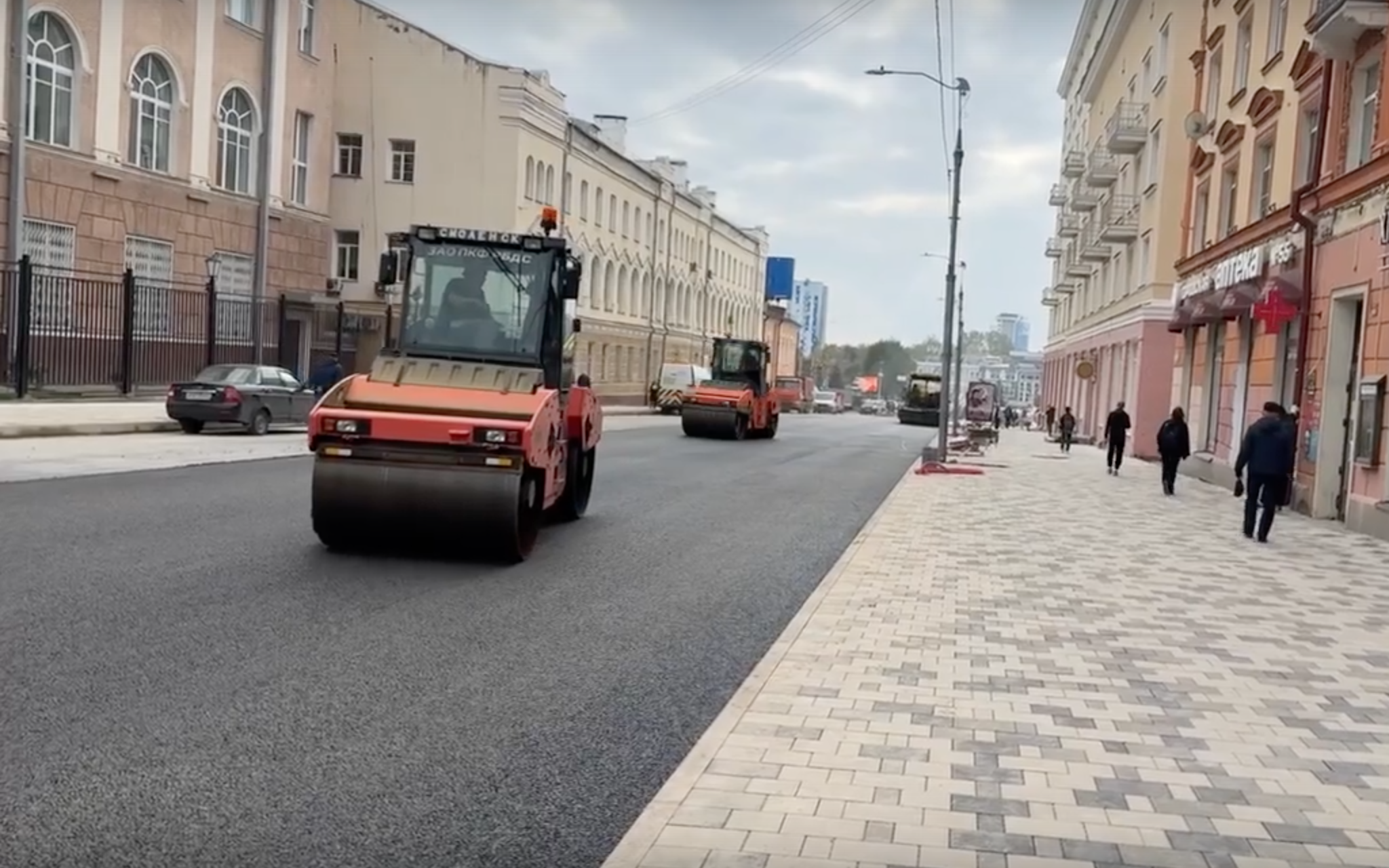 В Смоленске на Большой Советской дорожники приступили к устройству верхнего слоя покрытия