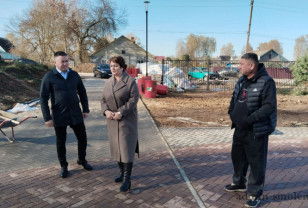 В городе Духовщине обсудили завершение ремонта на городском стадионе