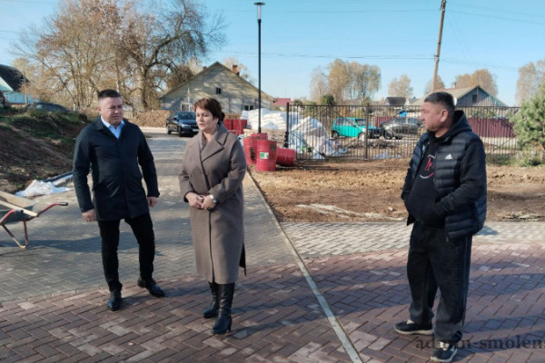 В городе Духовщине обсудили завершение ремонта на городском стадионе