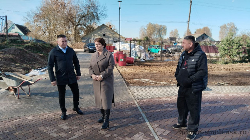 В городе Духовщине обсудили завершение ремонта на городском стадионе