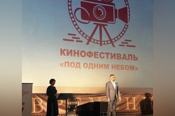 Сенатор Руслан Смашнёв поздравил победителей кинофестиваля «Под одним небом» в Смоленске