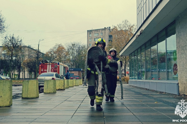 Смоляне наблюдали ликвидацию условного пожара в ЦУМе