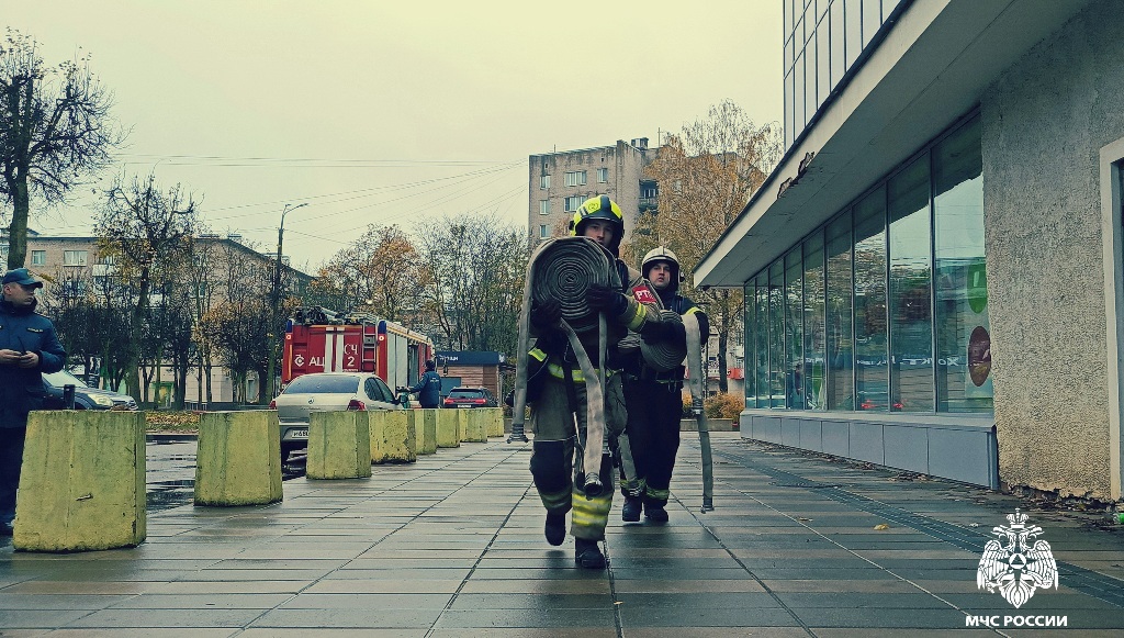 Смоляне наблюдали ликвидацию условного пожара в ЦУМе