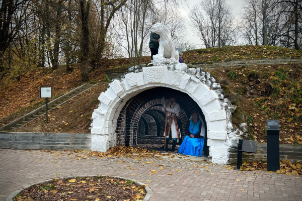 В Смоленске в гротах Королевского бастиона в Лопатинском саду установили исторические инсталляции