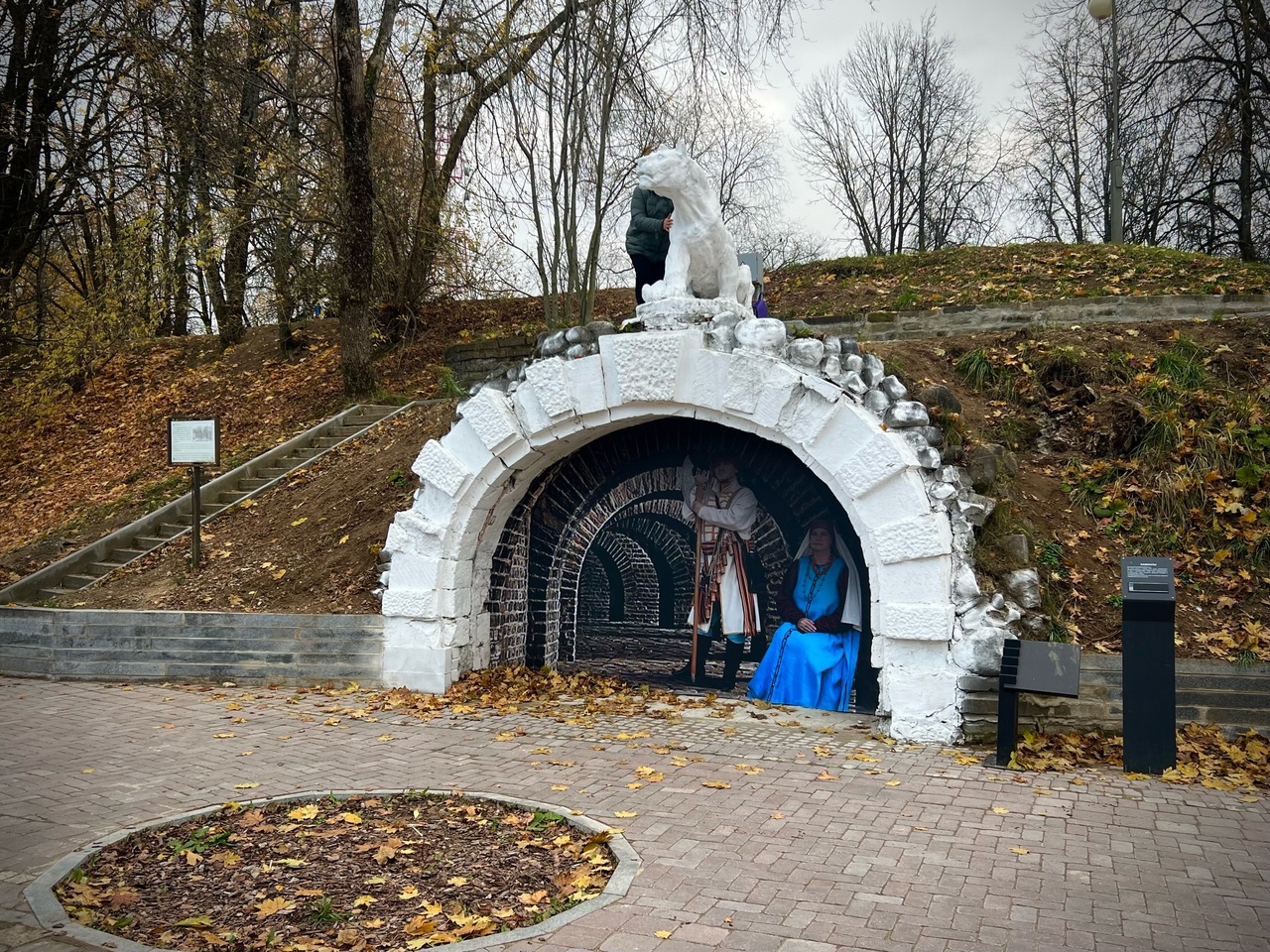 В Смоленске в гротах Королевского бастиона в Лопатинском саду установили исторические инсталляции