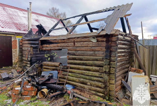 В Ярцеве сотрудники МЧС спасли от огня жилой дом и баню