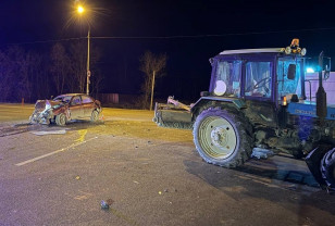 В Смоленске в ДТП с трактором пострадал пассажир легковушки 