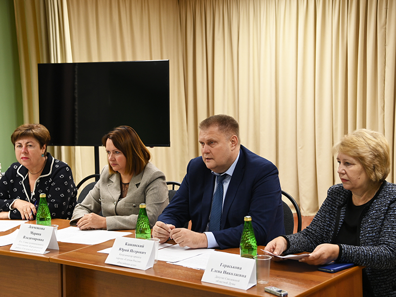 В Кардымове обсудили новые возможности развития бизнеса для смолян, получивших соцконтракт