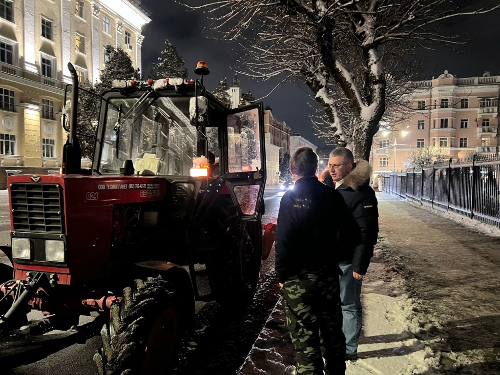 Мэр Смоленска Александр Новиков лично всю ночь разбирался с выпавшим снегом