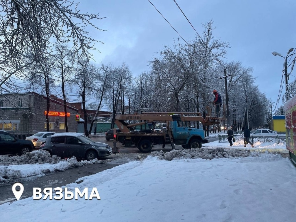 В Смоленской области энергетики продолжают круглосуточно восстанавливать электроснабжение 