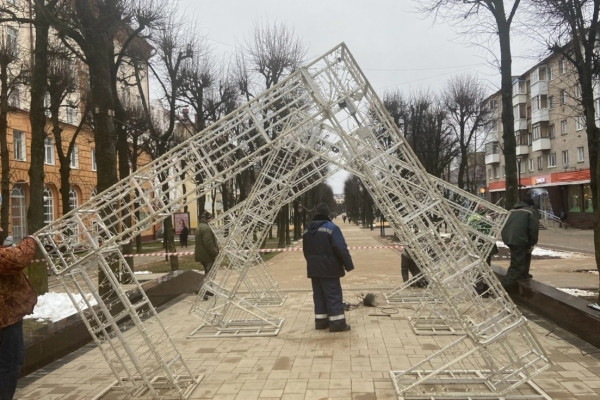 В Смоленске на улице Октябрьской революции устанавливают светящуюся тройную арку