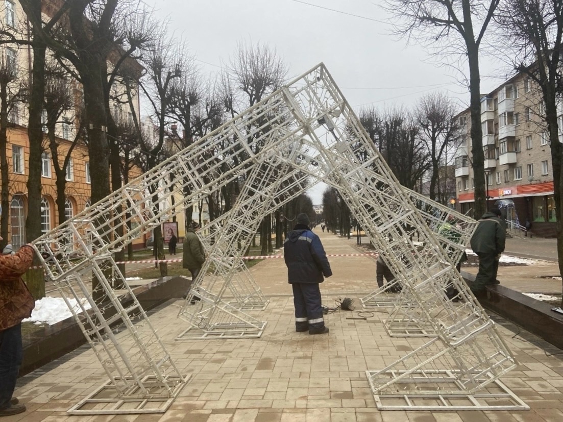 В Смоленске на улице Октябрьской революции устанавливают светящуюся тройную арку