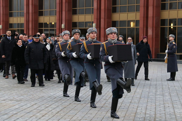 Смоленские поисковики передали прах трёх советских воинов для захоронения