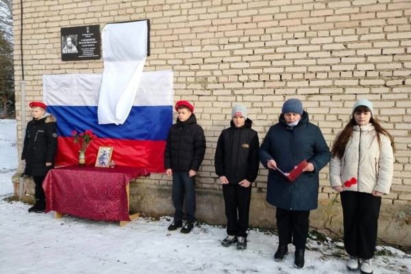 В Духовщинском районе открыли мемориальную доску в честь героя СВО