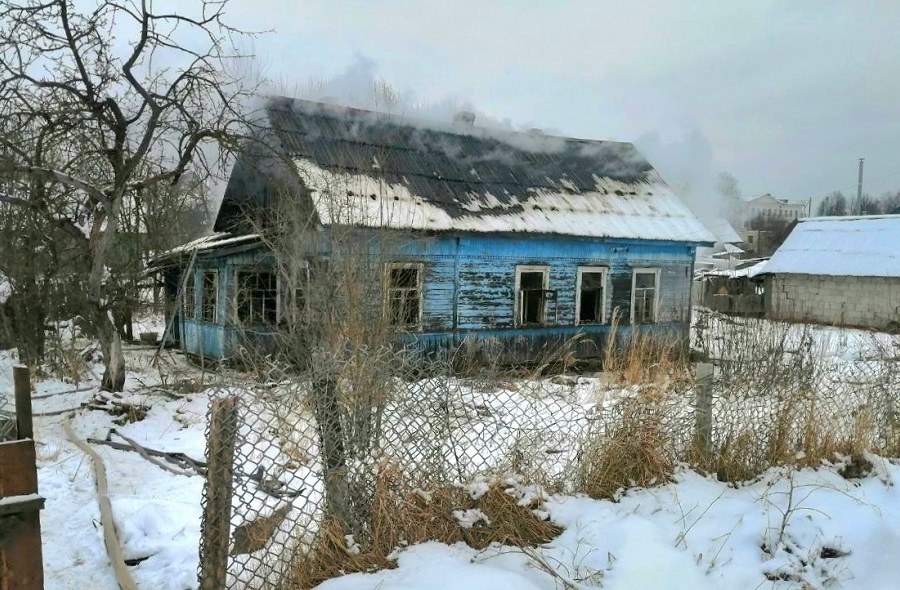 В Ярцеве на улице Смоленской горел частный жилой дом