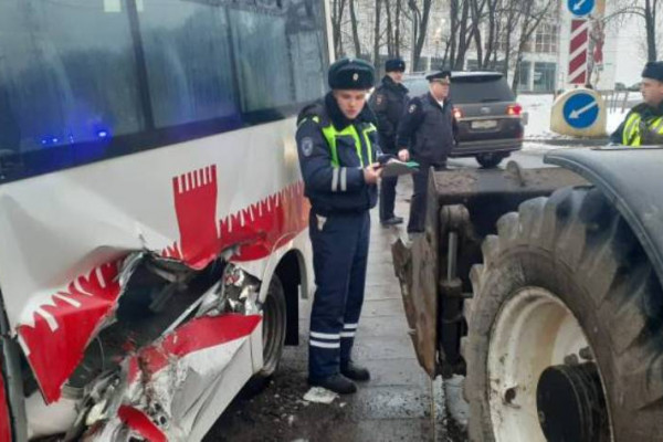 В Смоленске на пересечении улиц Дзержинского и Нахимова столкнулись маршрутка и трактор