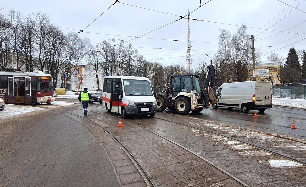 Смоленская ГАИ прокомментировала вчерашнее ДТП на улице Дзержинского