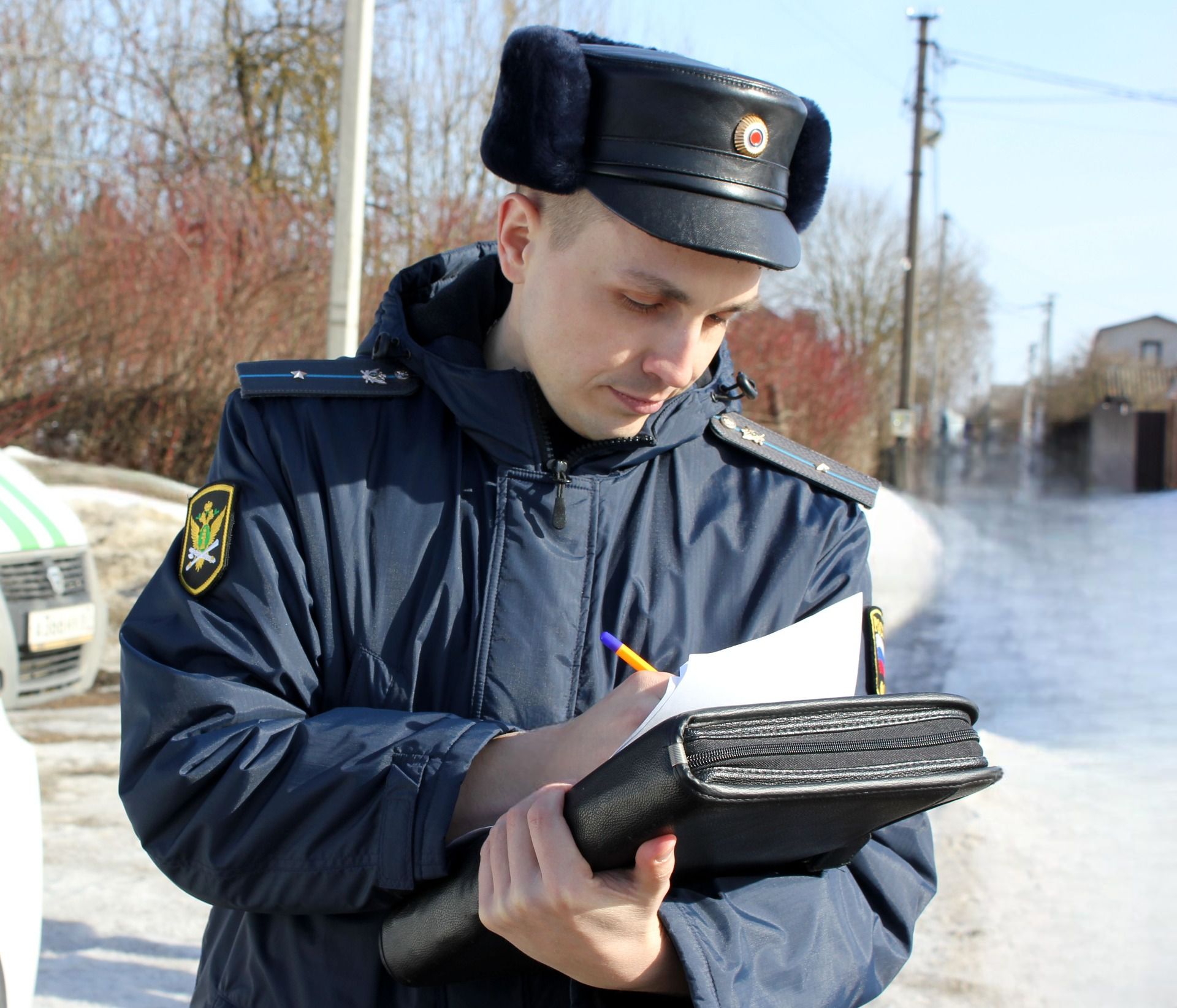 Приставы помогли пострадавшей в ДТП смолянке получить компенсацию морального вреда 