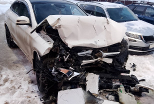 В Десногорске иномарка врезалась в здание торгового центра