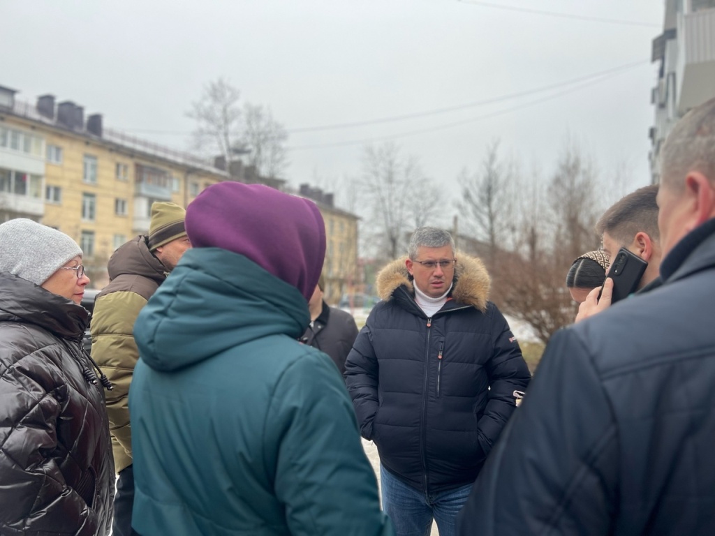 Глава Смоленска во время объезда Ленинского района встречается с жильцами многоквартирных домов