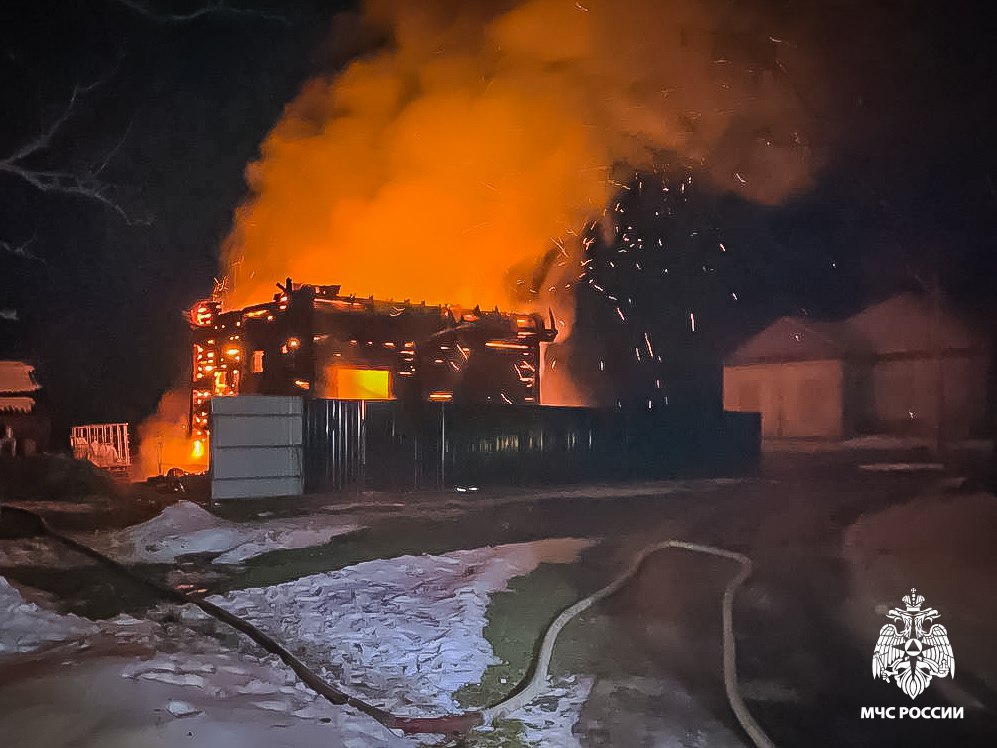 На пожаре в Глинковском районе погибли женщина и двое детей