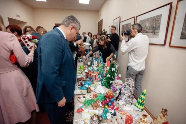 Александр Новиков принял участие в благотворительной ярмарке «От сердца к сердцу»