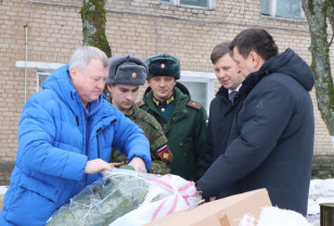 «Единая Россия» передала смоленским бойцам СВО зимнюю экипировку 