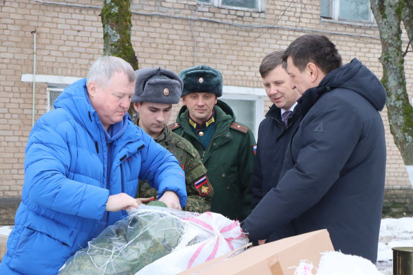 «Единая Россия» передала смоленским бойцам СВО зимнюю экипировку 