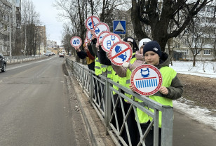 Смоленские госавтоинспекторы совместно со школьниками провели акцию «Живые знаки»