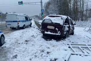 В Кардымовском районе иномарка врезалась в ограждение и съехала в кювет